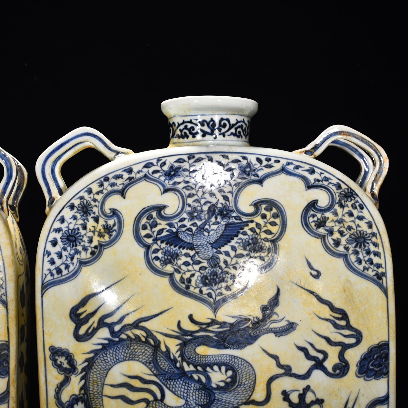 Yuan Dynasty blue and white cloud and dragon pattern four series flat vase