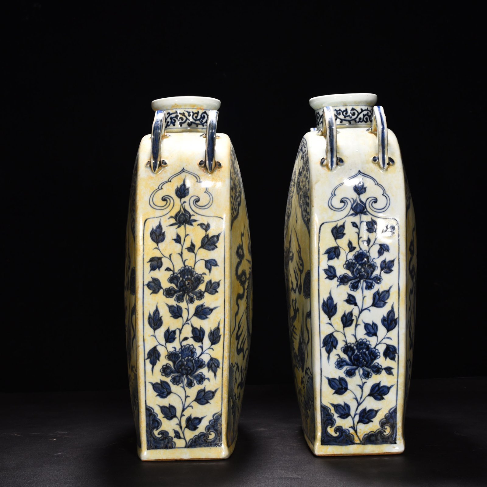 Yuan Dynasty blue and white cloud and dragon pattern four series flat vase