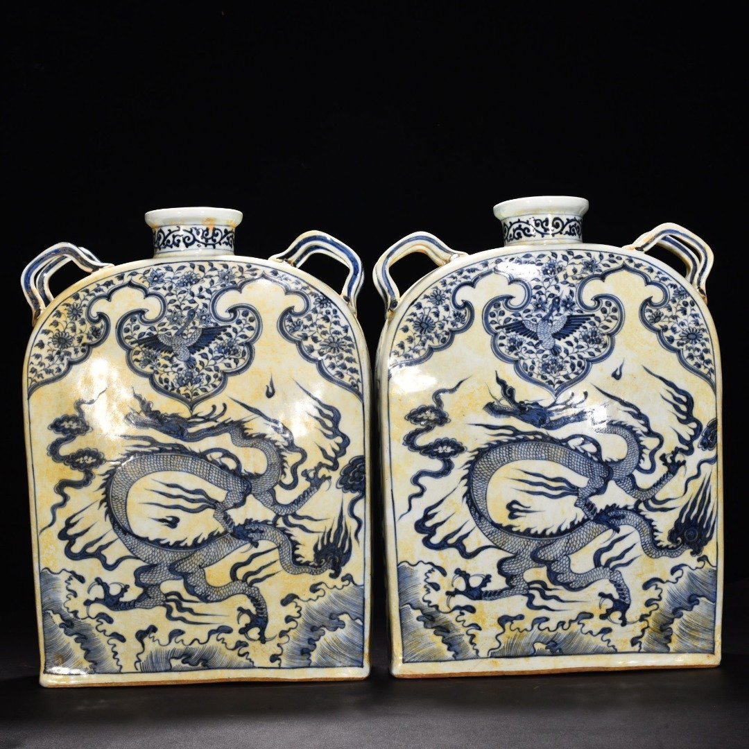 Yuan Dynasty blue and white cloud and dragon pattern four series flat vase