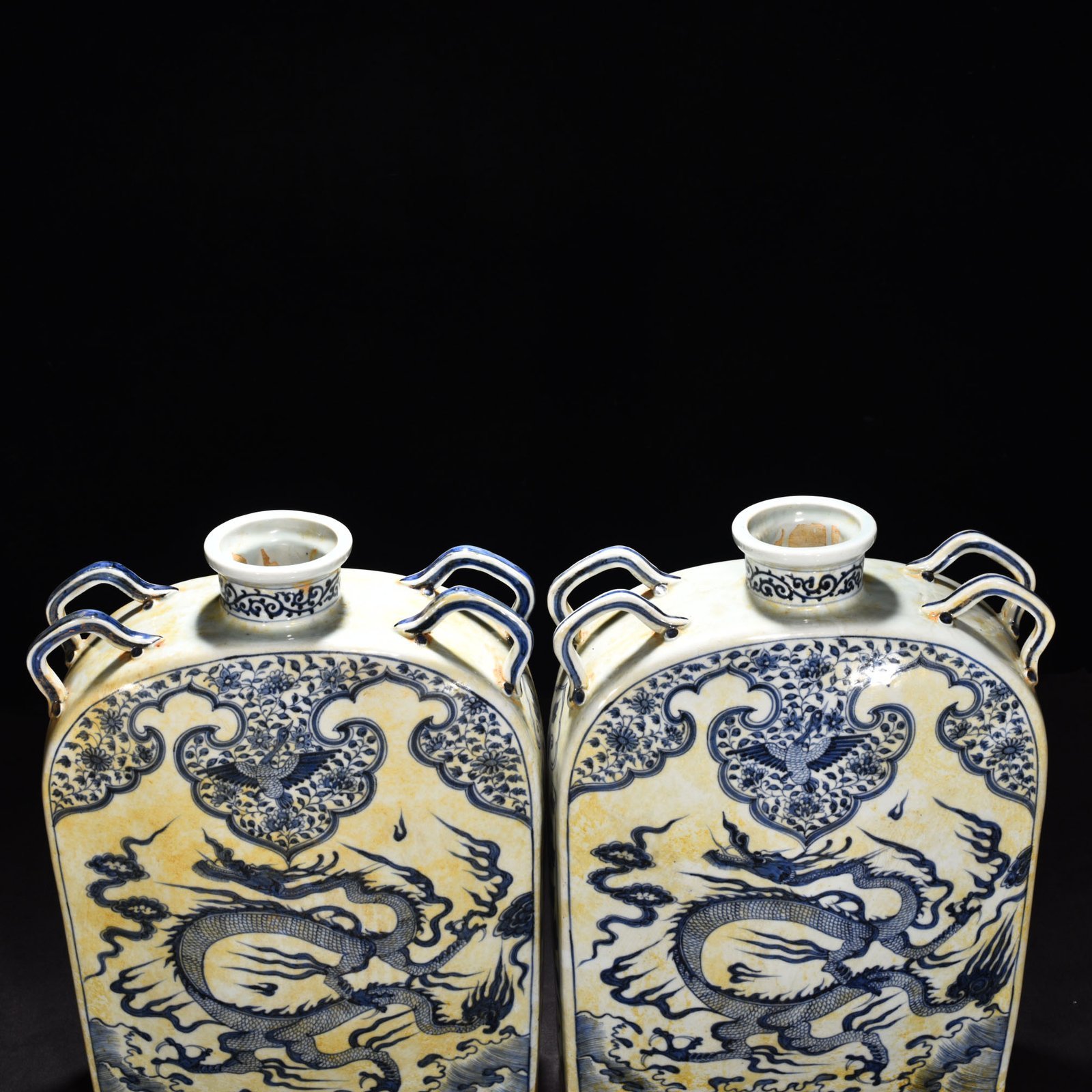Yuan Dynasty blue and white cloud and dragon pattern four series flat vase
