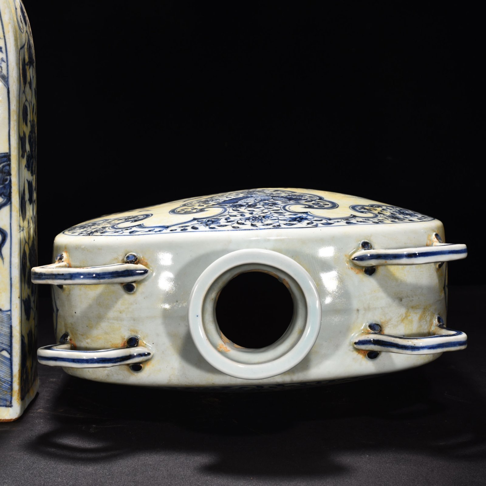 Yuan Dynasty blue and white cloud and dragon pattern four series flat vase