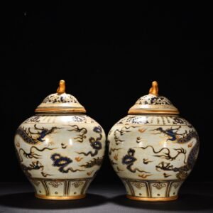 Yuan Dynasty blue and white cloud and dragon pattern painted gold lid jar