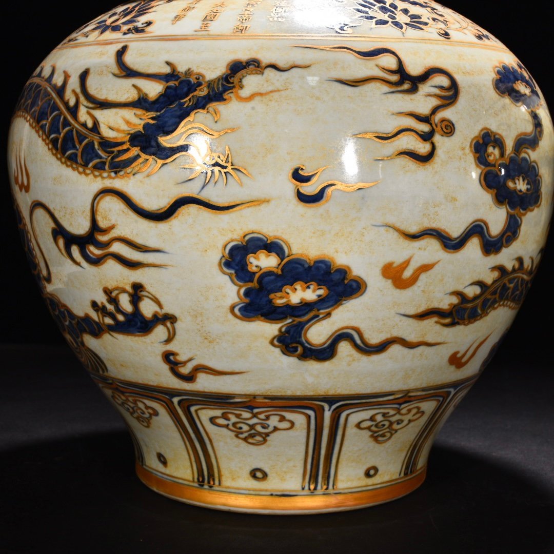 Yuan Dynasty blue and white cloud and dragon pattern painted gold lid jar