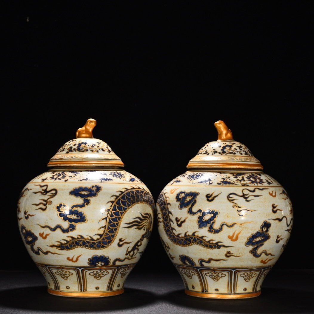 Yuan Dynasty blue and white cloud and dragon pattern painted gold lid jar