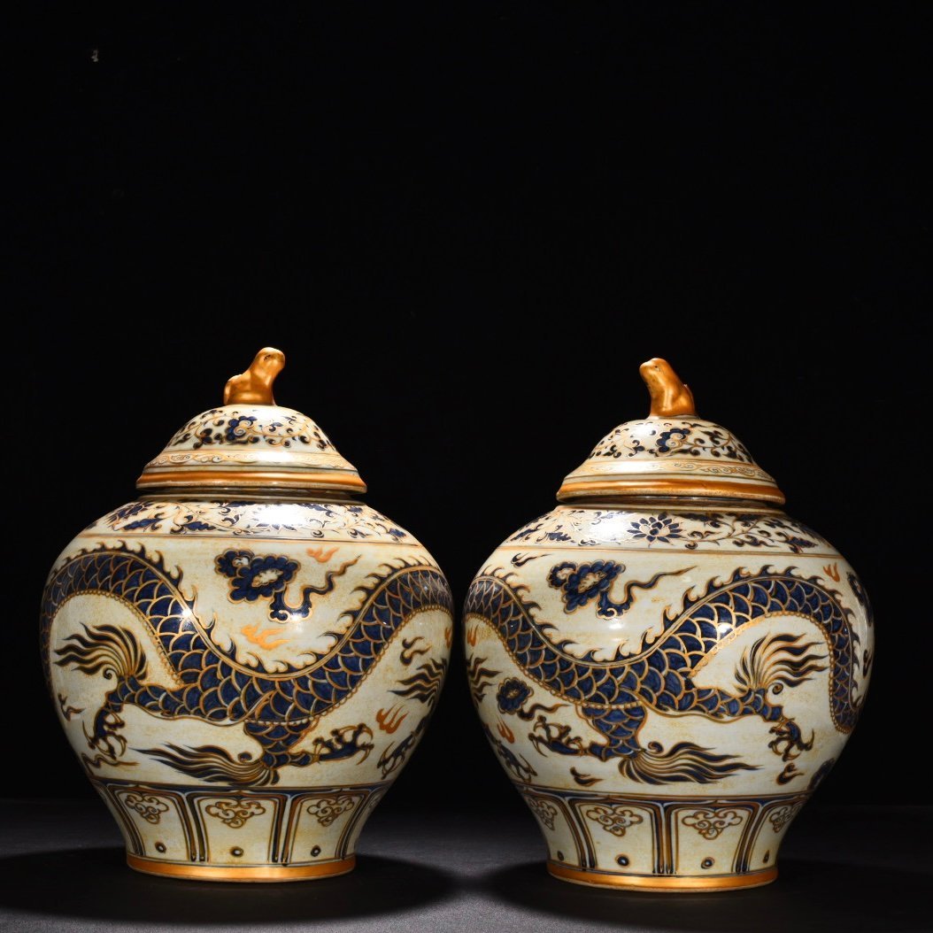 Yuan Dynasty blue and white cloud and dragon pattern painted gold lid jar