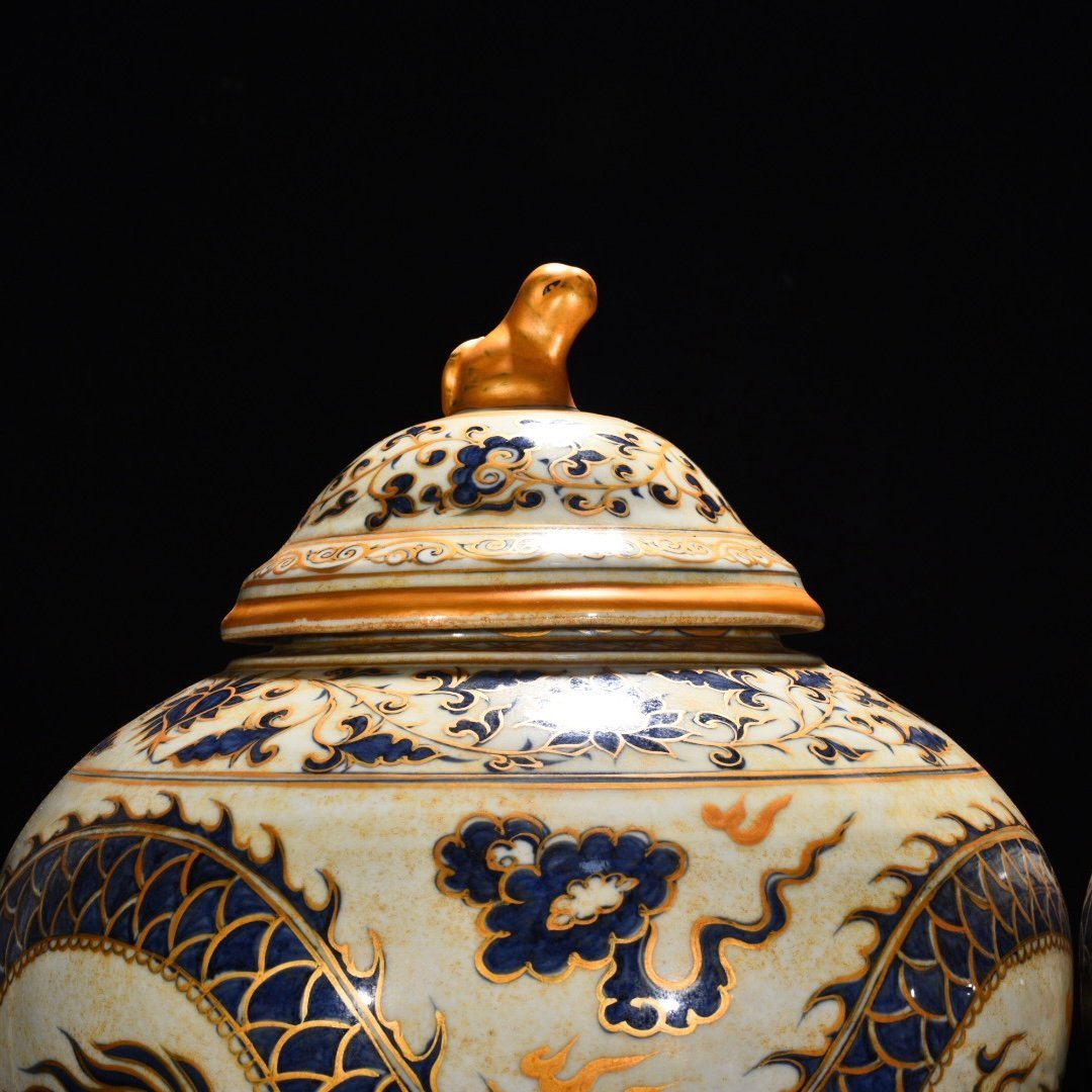 Yuan Dynasty blue and white cloud and dragon pattern painted gold lid jar