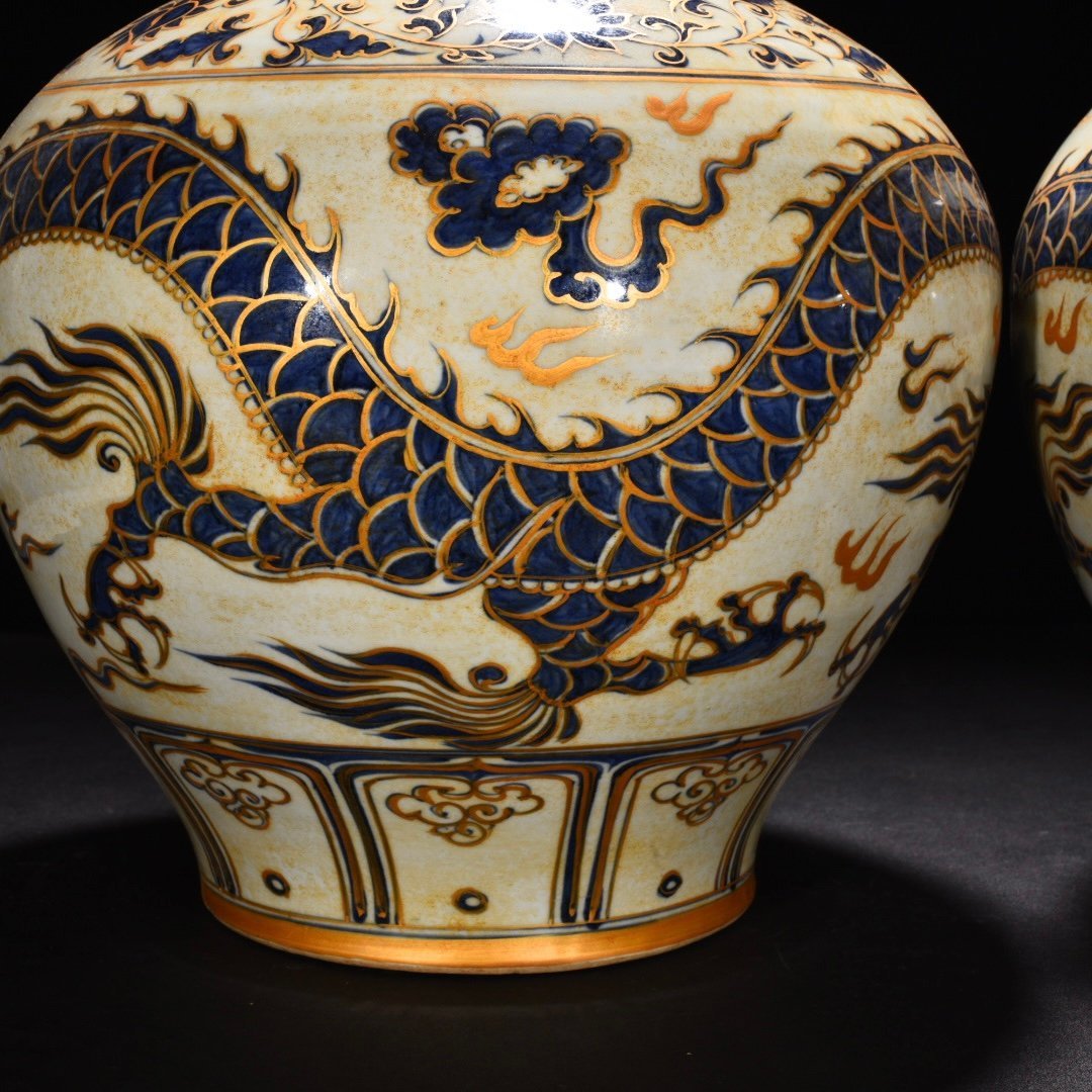 Yuan Dynasty blue and white cloud and dragon pattern painted gold lid jar