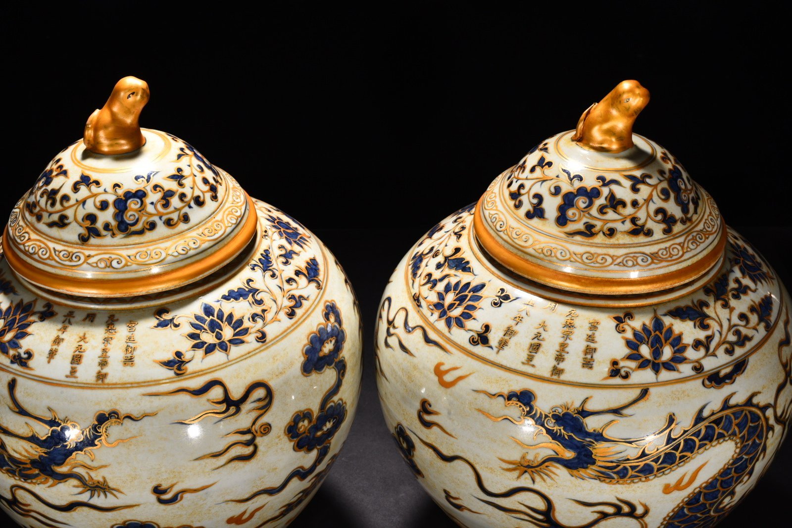 Yuan Dynasty blue and white cloud and dragon pattern painted gold lid jar