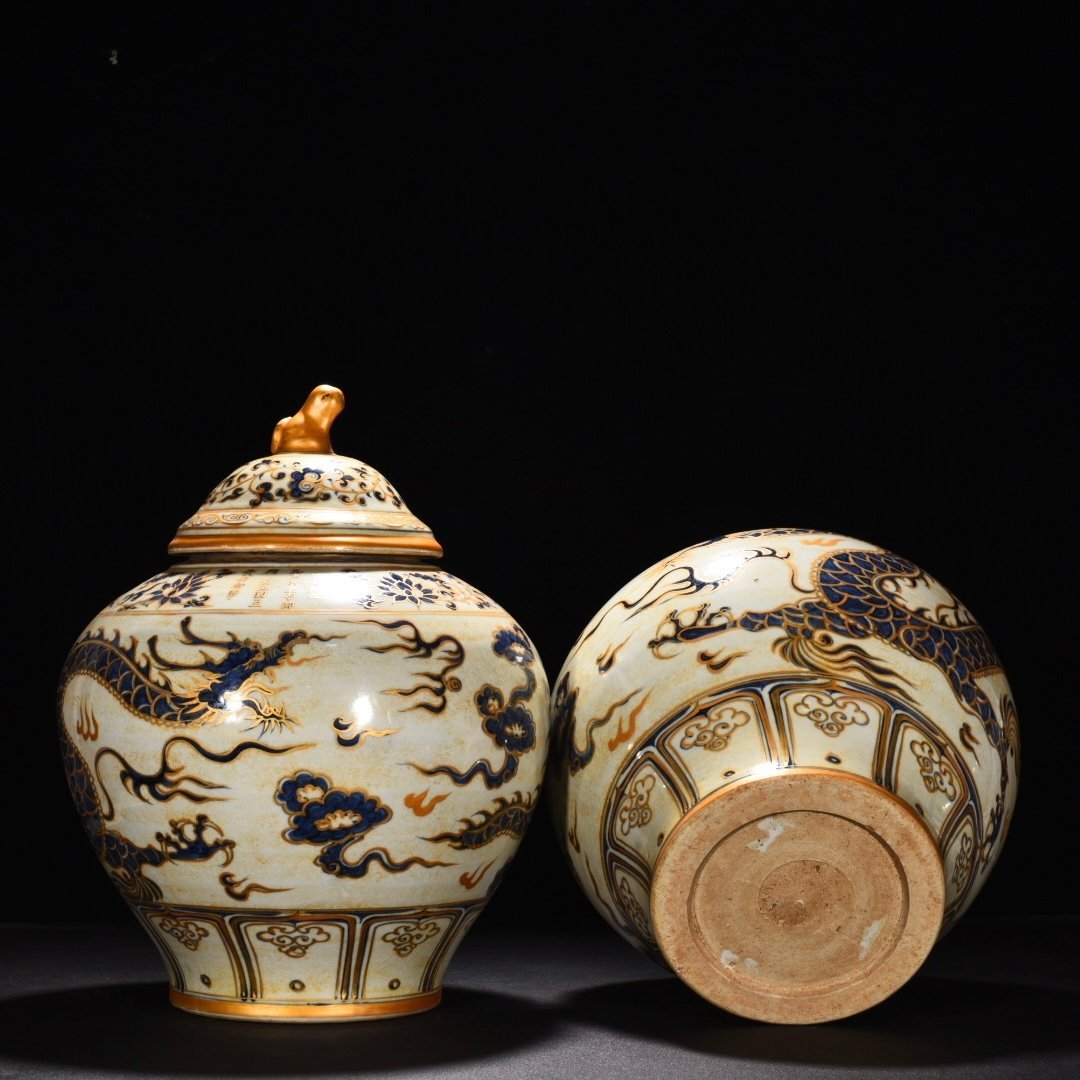 Yuan Dynasty blue and white cloud and dragon pattern painted gold lid jar