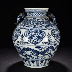 Yuan Dynasty blue and white cloud and dragon pattern earthworm jar