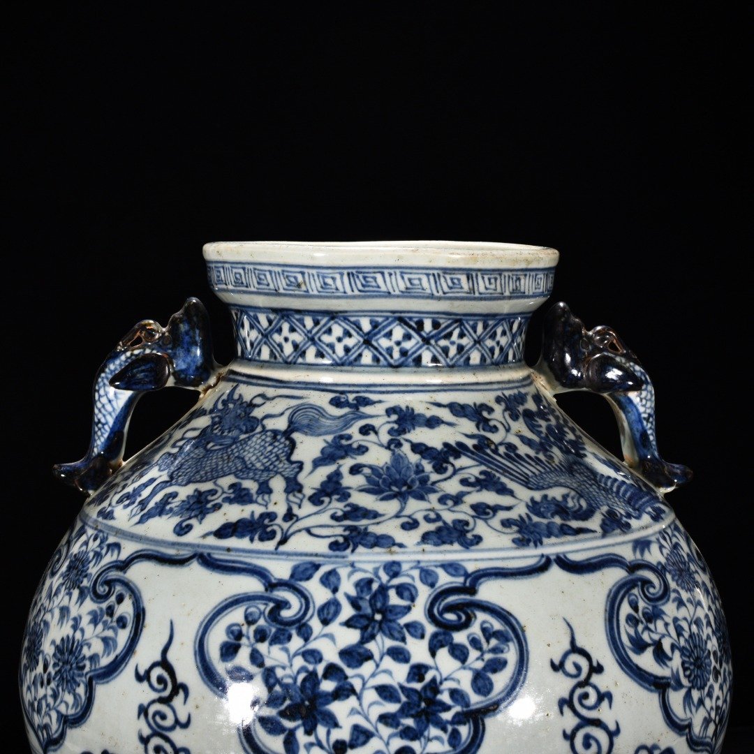 Yuan Dynasty blue and white cloud and dragon pattern earthworm jar