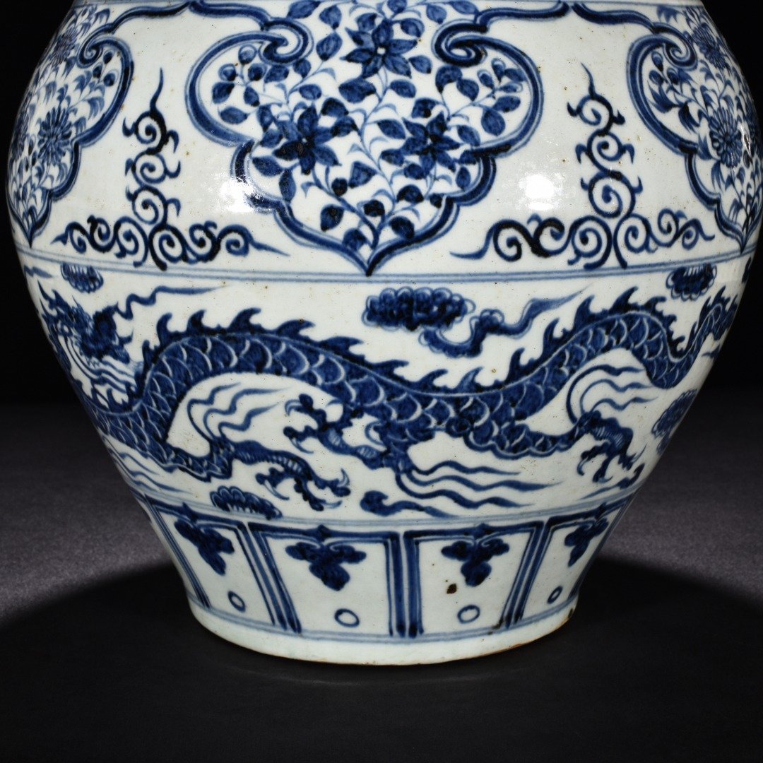 Yuan Dynasty blue and white cloud and dragon pattern earthworm jar