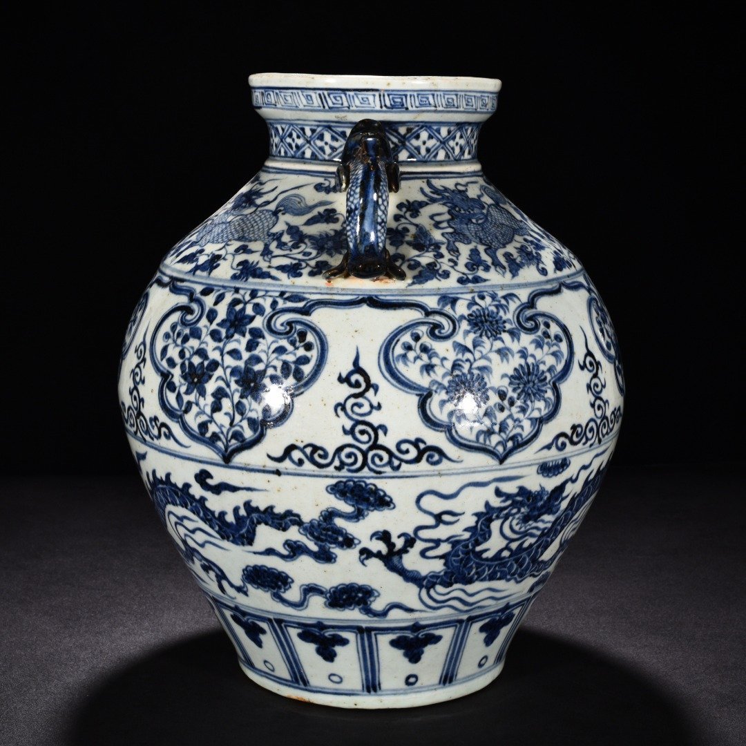 Yuan Dynasty blue and white cloud and dragon pattern earthworm jar