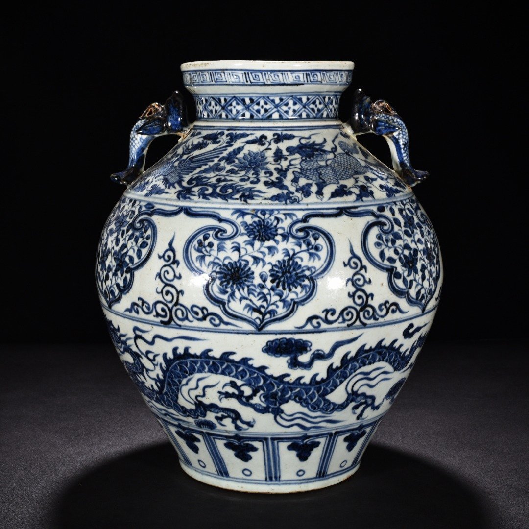 Yuan Dynasty blue and white cloud and dragon pattern earthworm jar