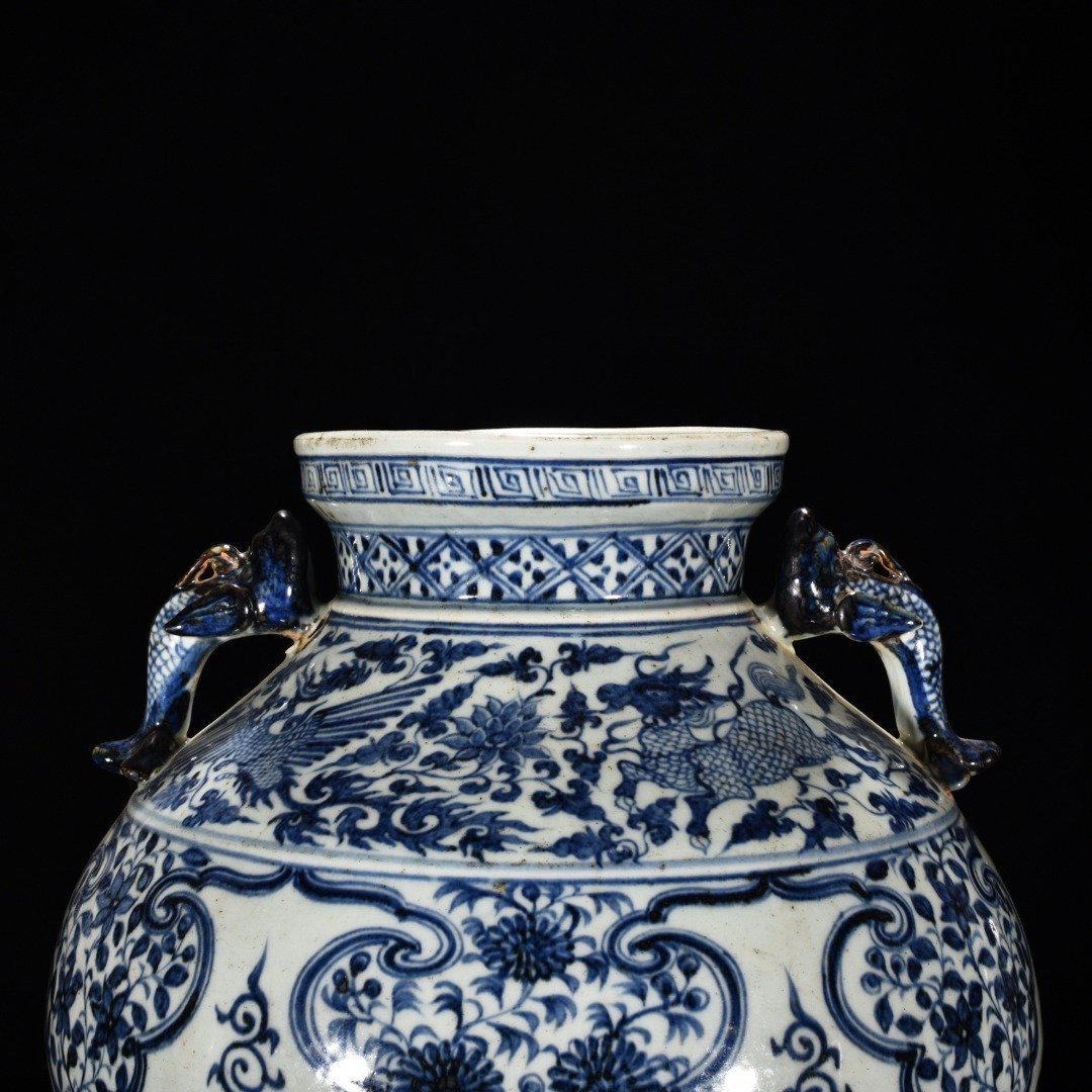 Yuan Dynasty blue and white cloud and dragon pattern earthworm jar