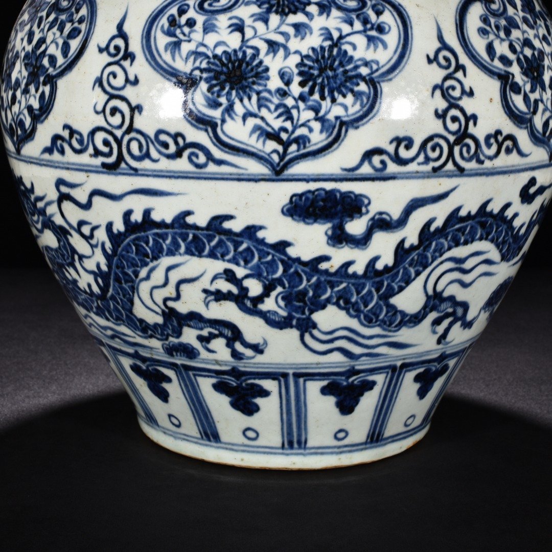 Yuan Dynasty blue and white cloud and dragon pattern earthworm jar