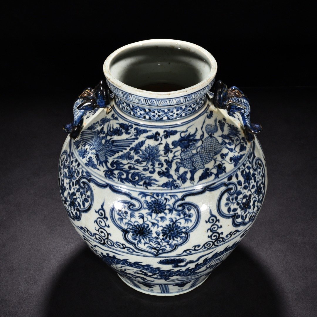 Yuan Dynasty blue and white cloud and dragon pattern earthworm jar