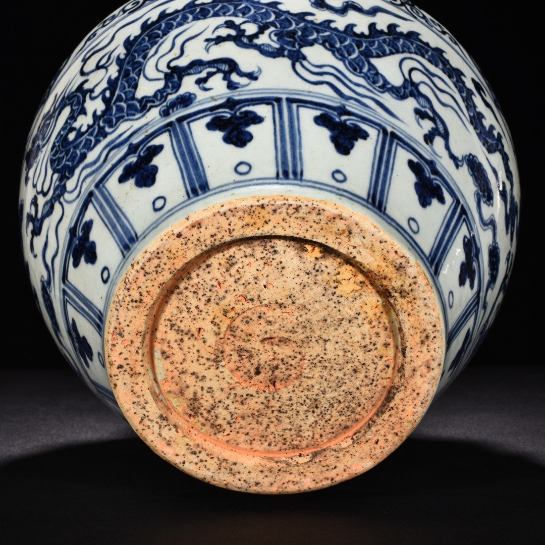 Yuan Dynasty blue and white cloud and dragon pattern earthworm jar