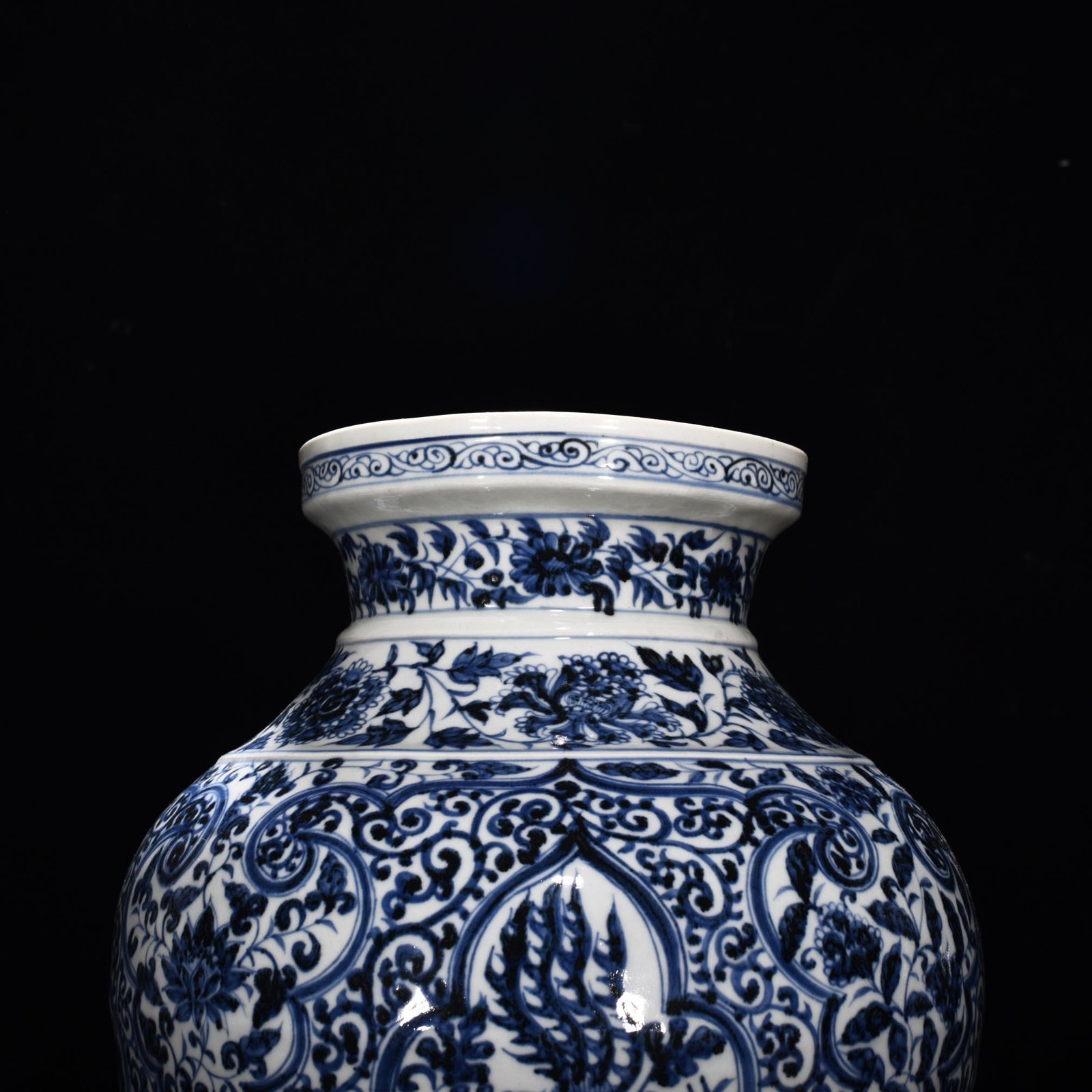 Yuan Dynasty blue and white phoenix pattern plate mouth bottle