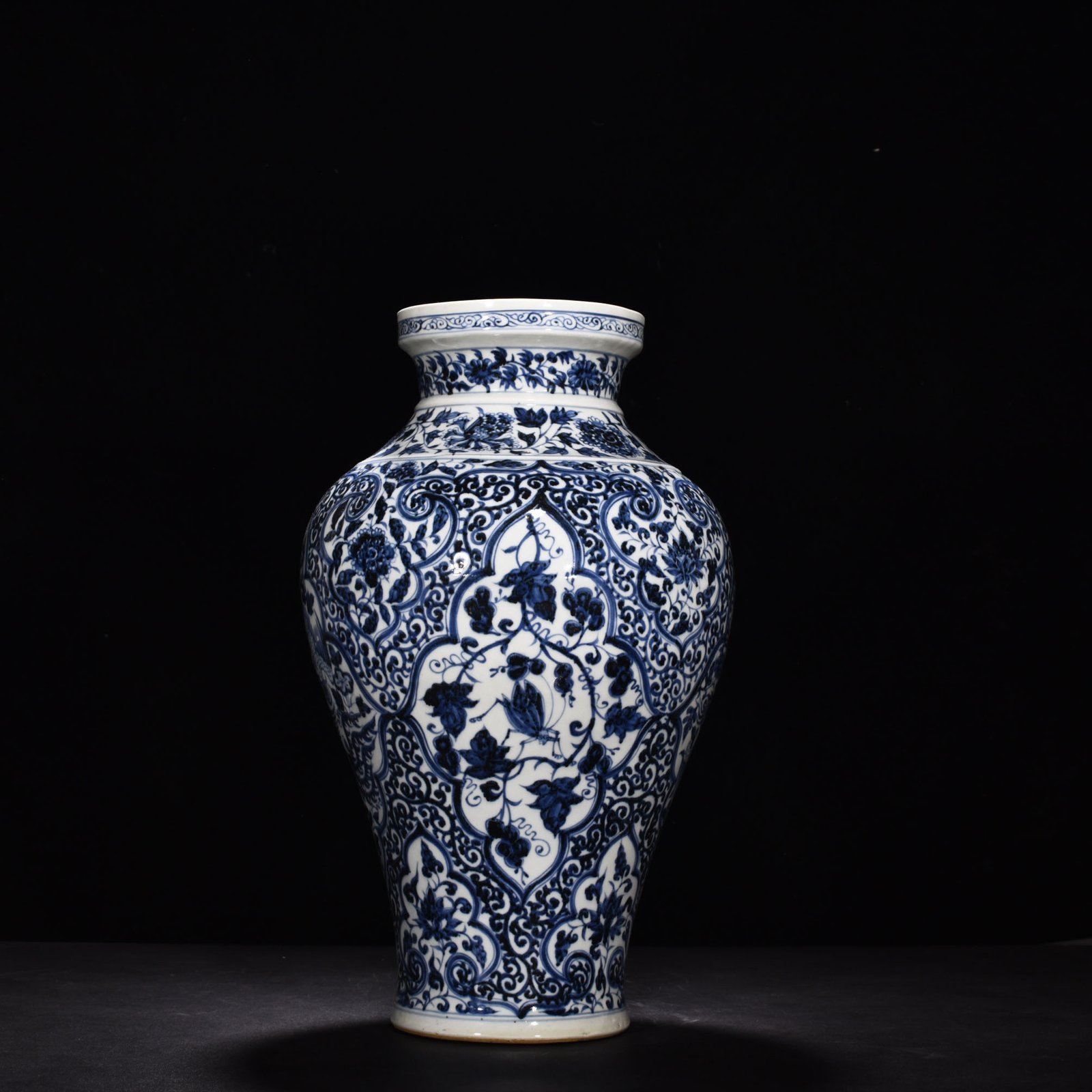 Yuan Dynasty blue and white phoenix pattern plate mouth bottle