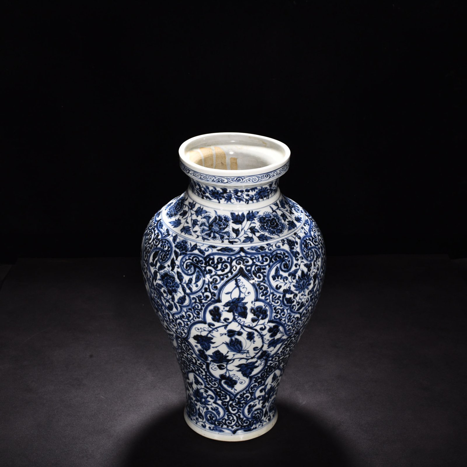 Yuan Dynasty blue and white phoenix pattern plate mouth bottle