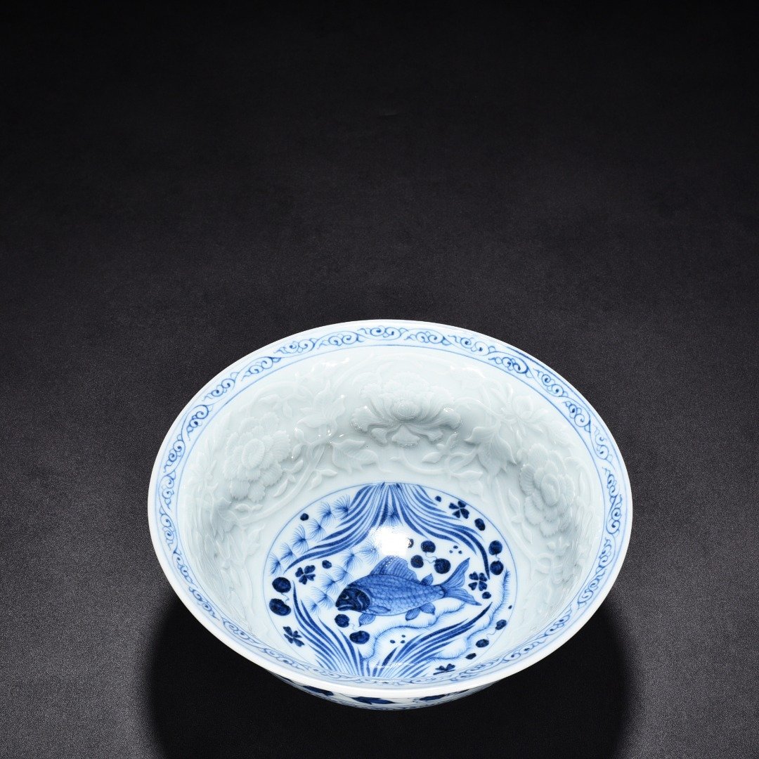 Yuan Dynasty blue and white carved peony flower fish and algae pattern bowl