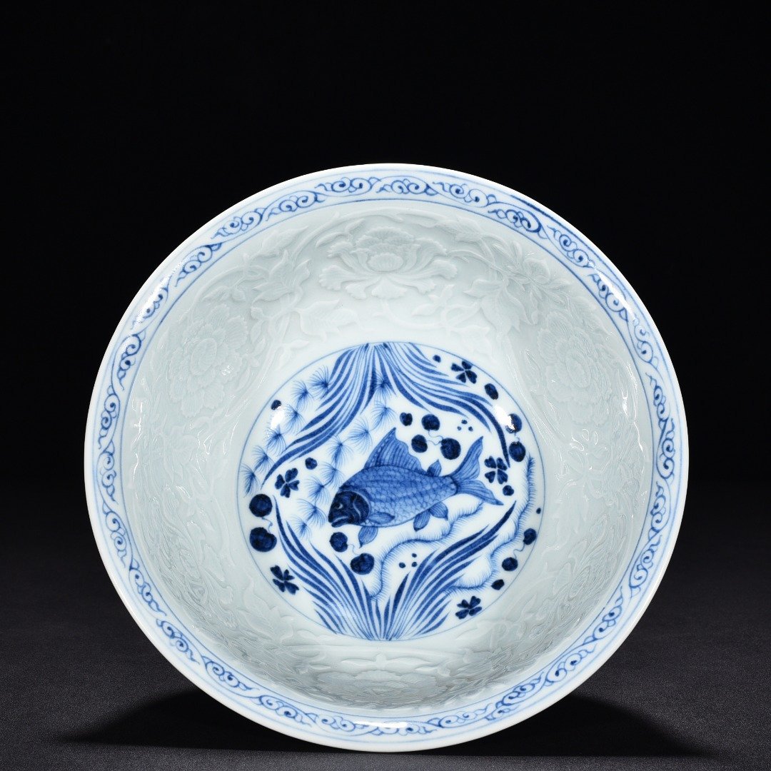 Yuan Dynasty blue and white carved peony flower fish and algae pattern bowl