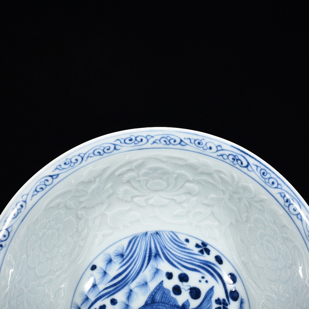 Yuan Dynasty blue and white carved peony flower fish and algae pattern bowl