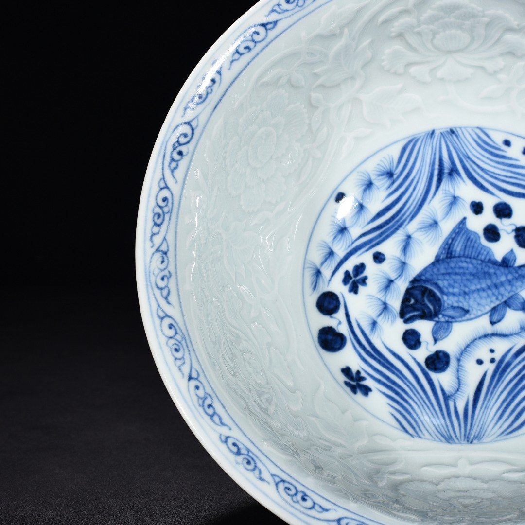 Yuan Dynasty blue and white carved peony flower fish and algae pattern bowl