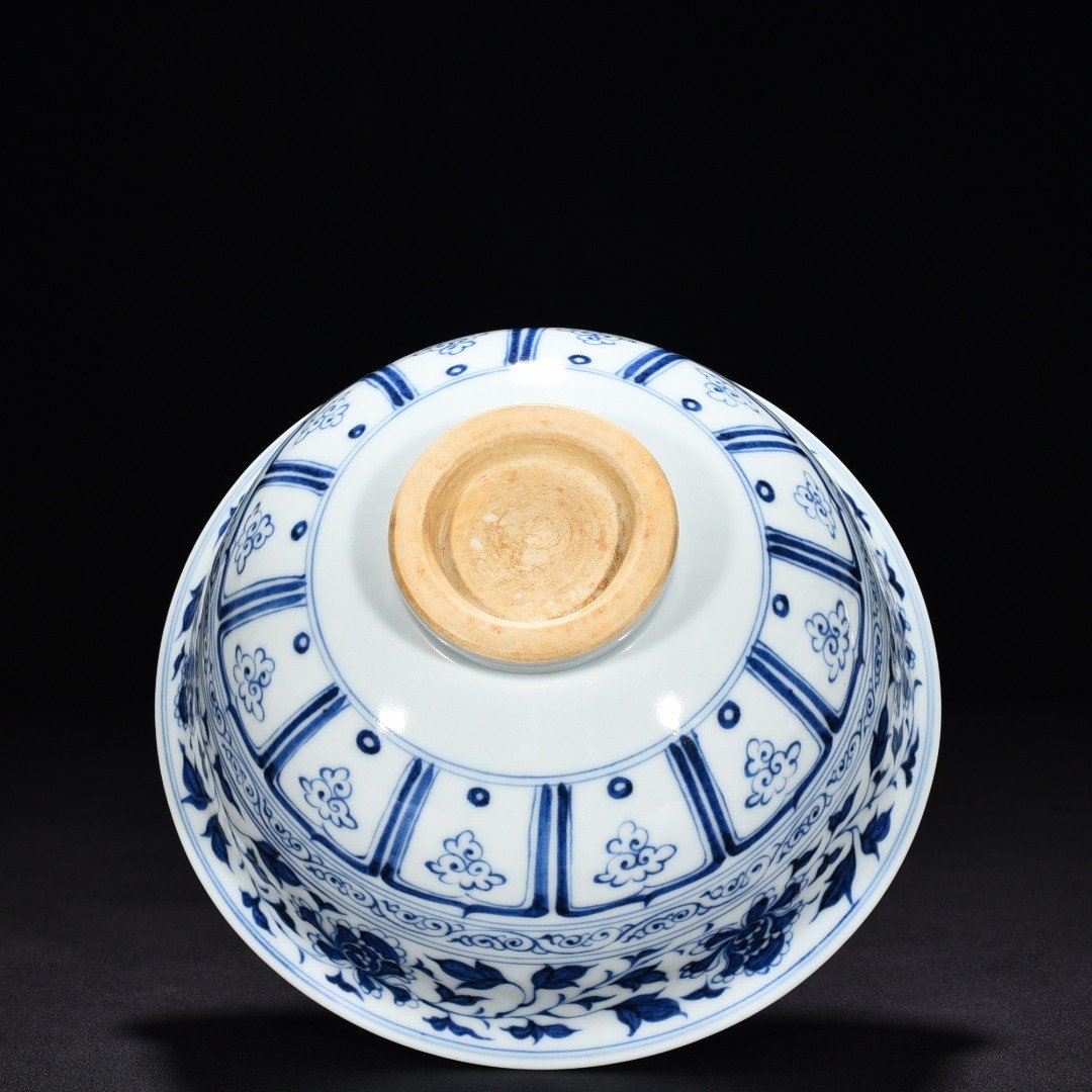 Yuan Dynasty blue and white carved peony flower fish and algae pattern bowl