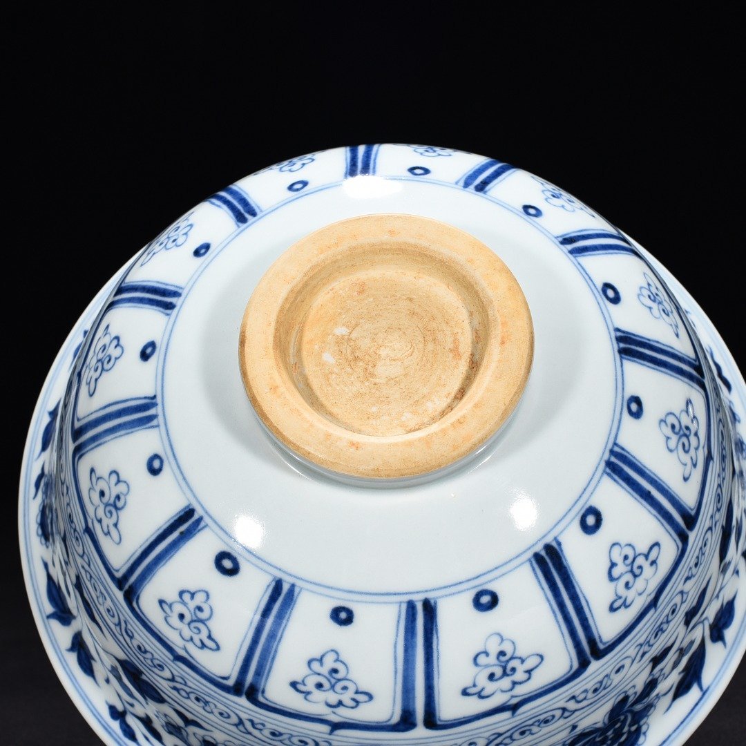 Yuan Dynasty blue and white carved peony flower fish and algae pattern bowl