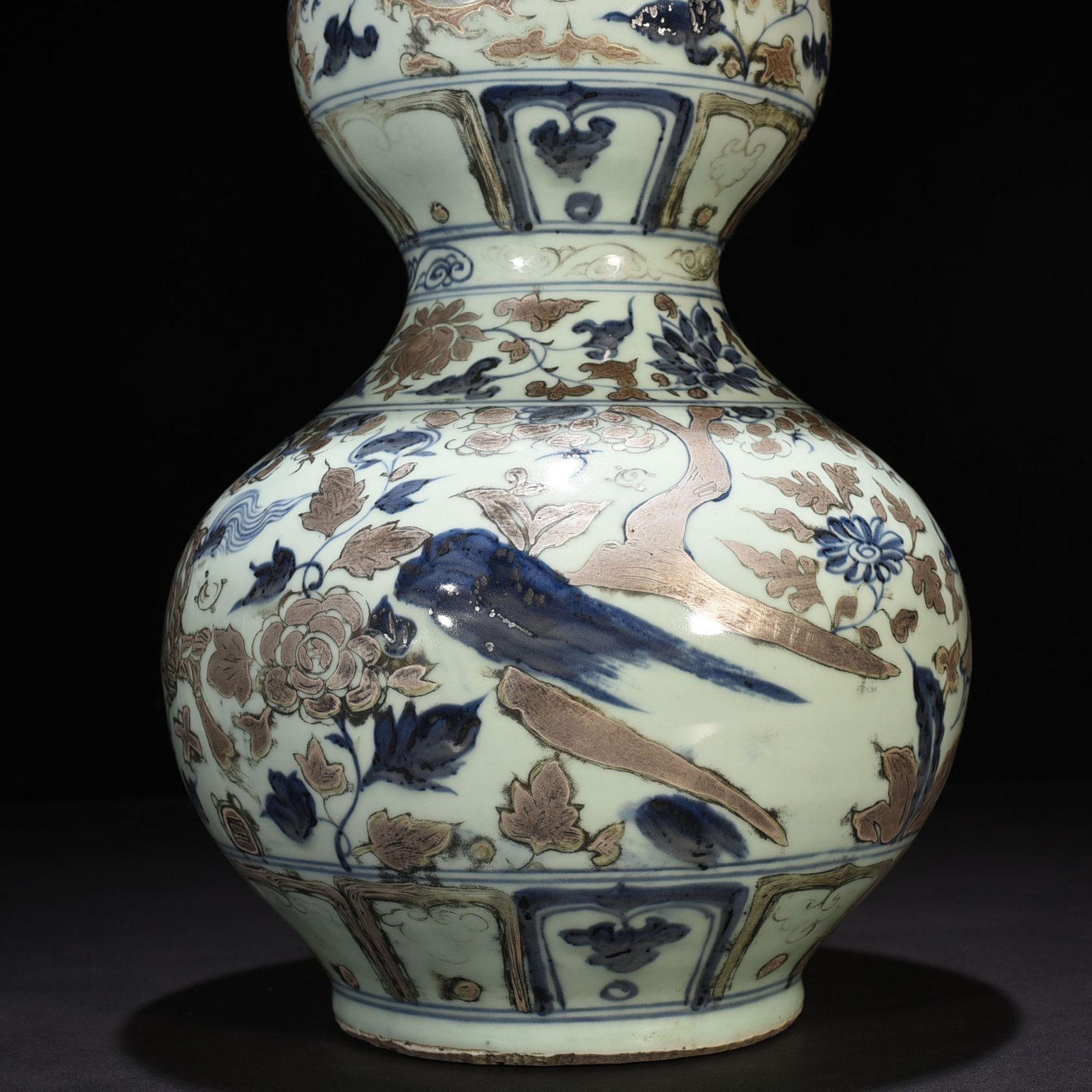 Yuan Dynasty blue and white gourd vase with silver unicorn pattern