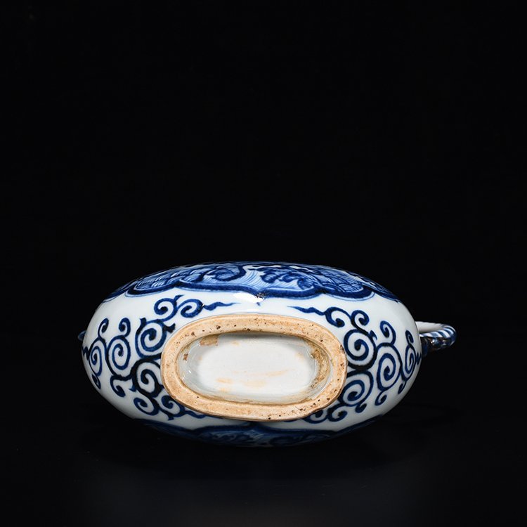 Yuan Dynasty blue and white sea water pattern phoenix head pot