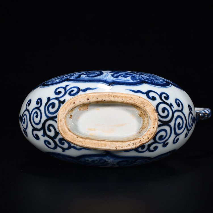 Yuan Dynasty blue and white sea water pattern phoenix head pot