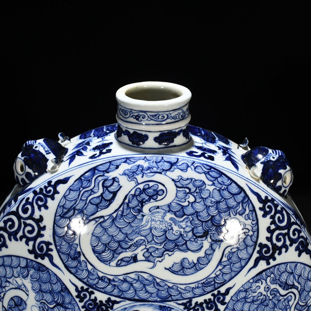 Yuan Dynasty blue and white sea water dragon pattern sleeping pot wall pot