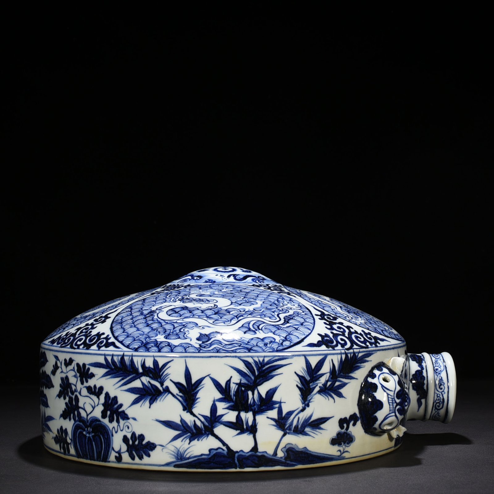 Yuan Dynasty blue and white sea water dragon pattern sleeping pot wall pot