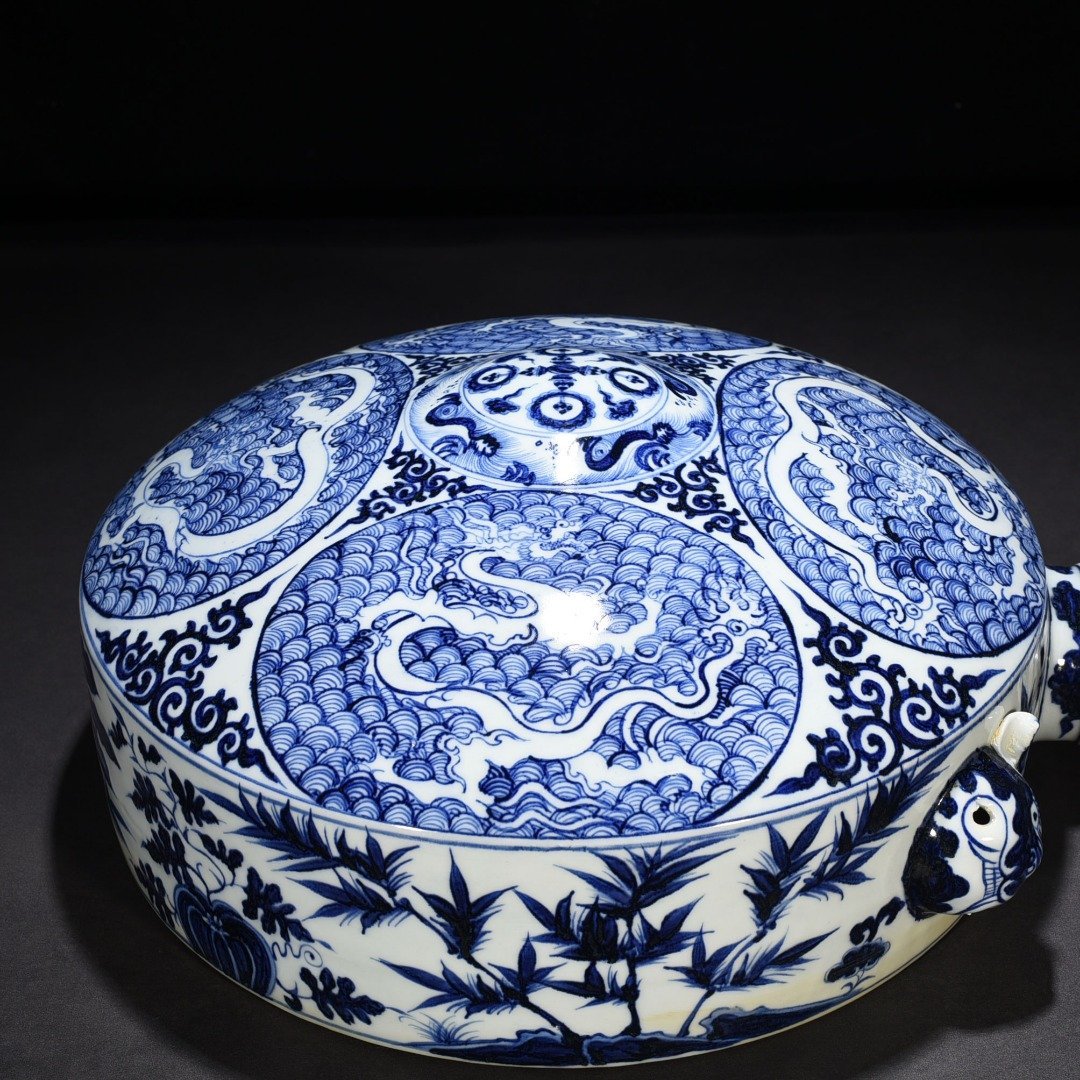 Yuan Dynasty blue and white sea water dragon pattern sleeping pot wall pot
