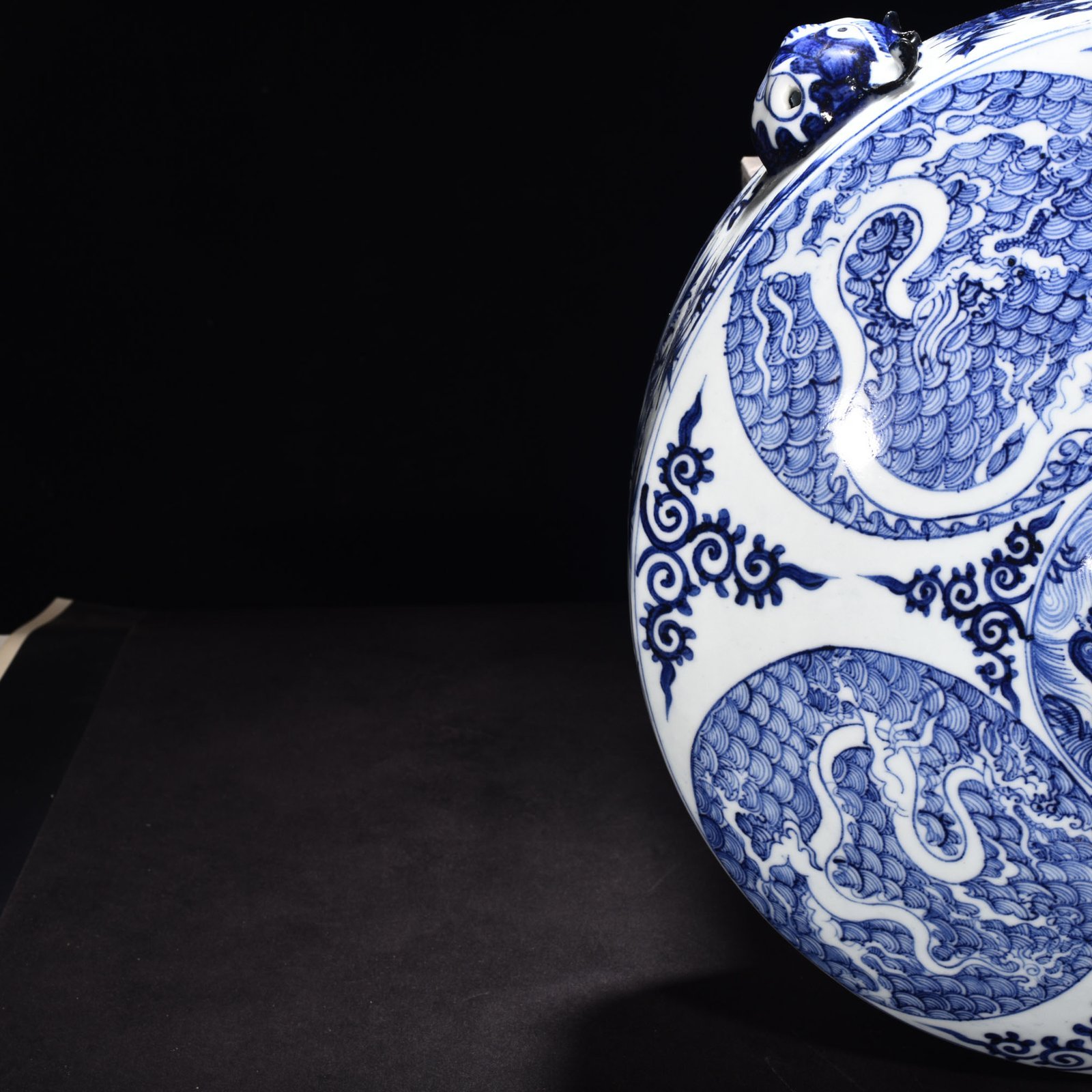 Yuan Dynasty blue and white sea water dragon pattern flat pot