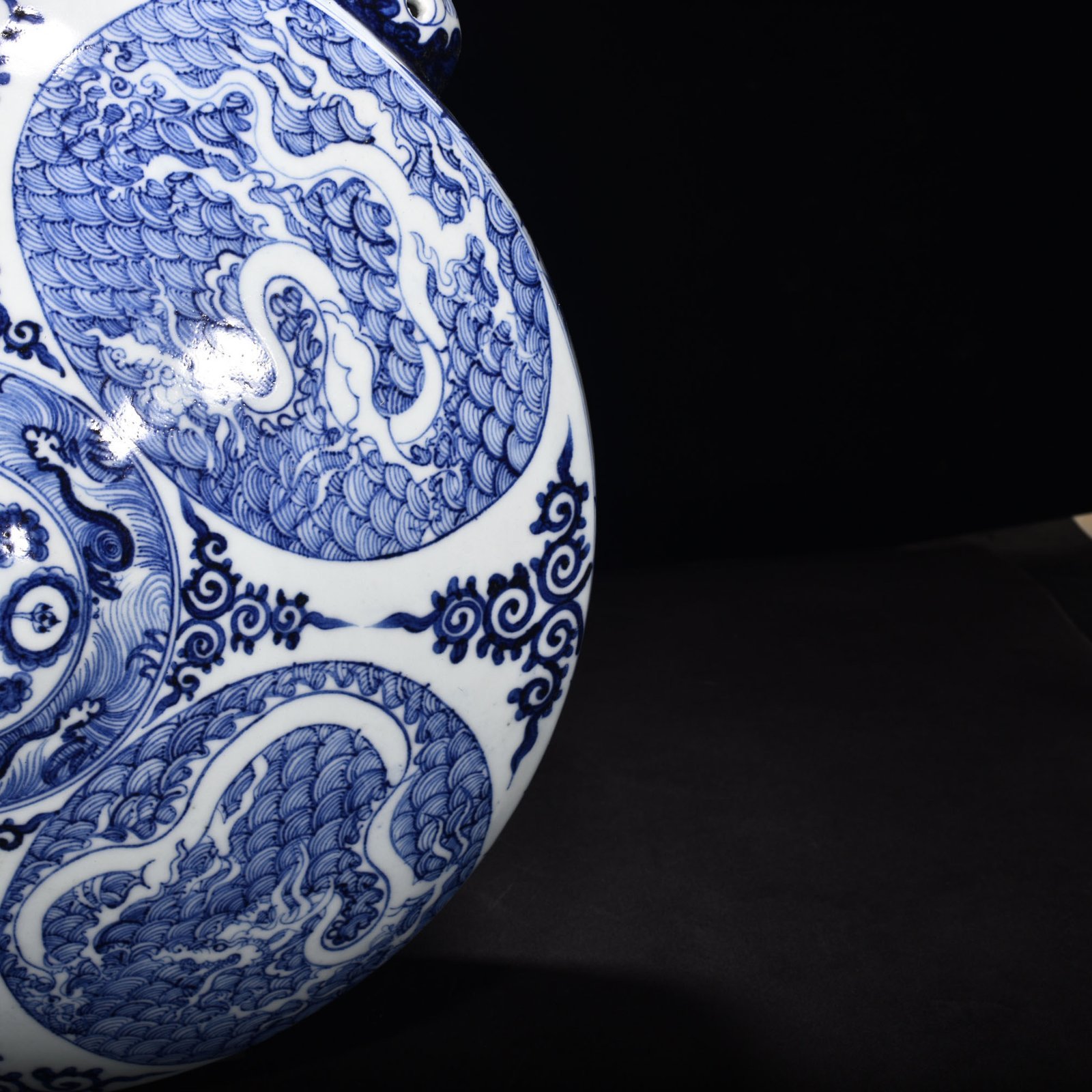 Yuan Dynasty blue and white sea water dragon pattern flat pot