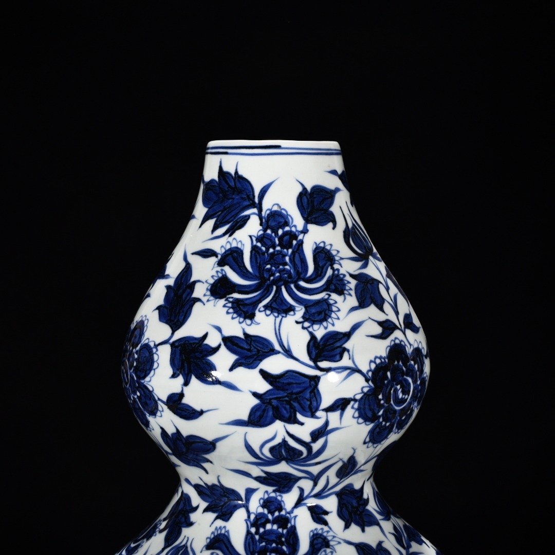 Yuan Dynasty blue and white peony flower pattern gourd vase