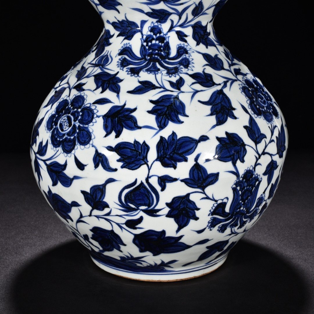 Yuan Dynasty blue and white peony flower pattern gourd vase