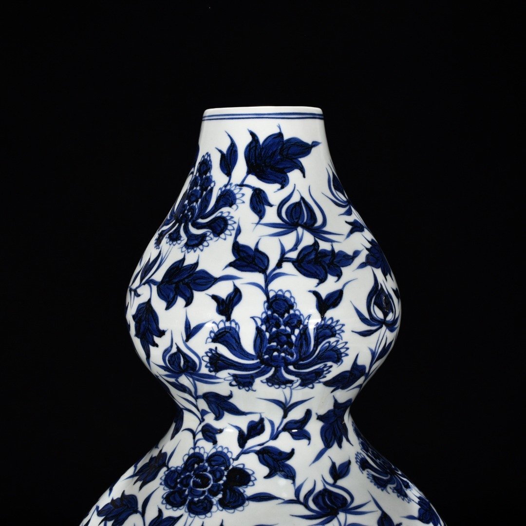 Yuan Dynasty blue and white peony flower pattern gourd vase