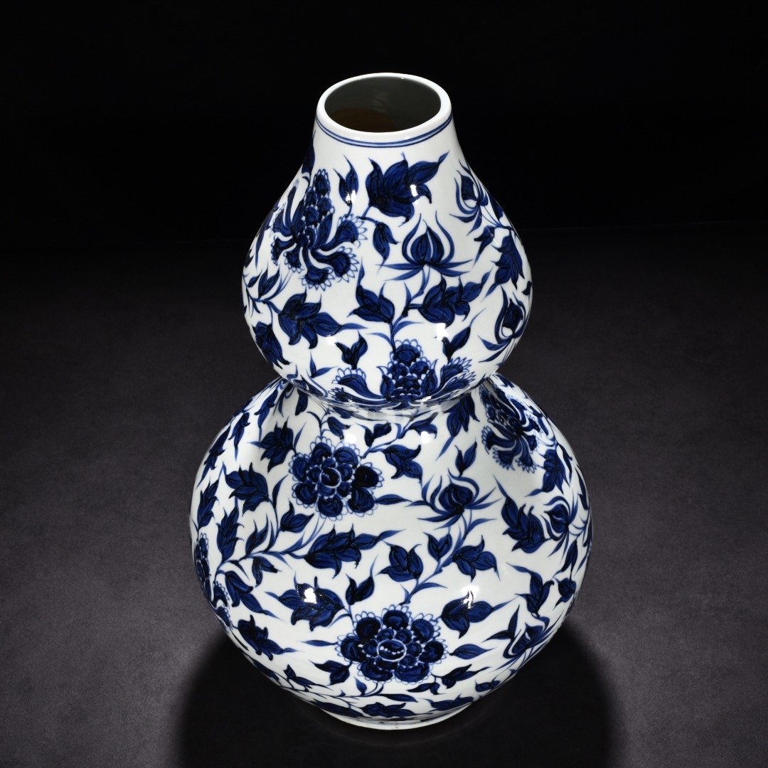 Yuan Dynasty blue and white peony flower pattern gourd vase