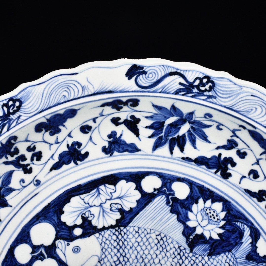 Yuan Dynasty blue and white white Hugu kiln fish and algae pattern rhombus fold edge plate