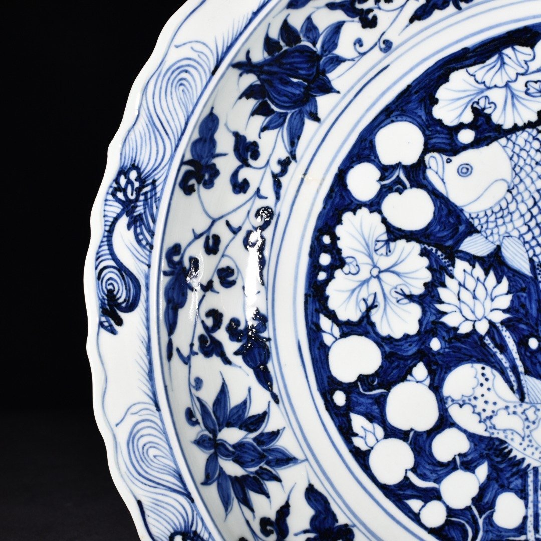 Yuan Dynasty blue and white white Hugu kiln fish and algae pattern rhombus fold edge plate