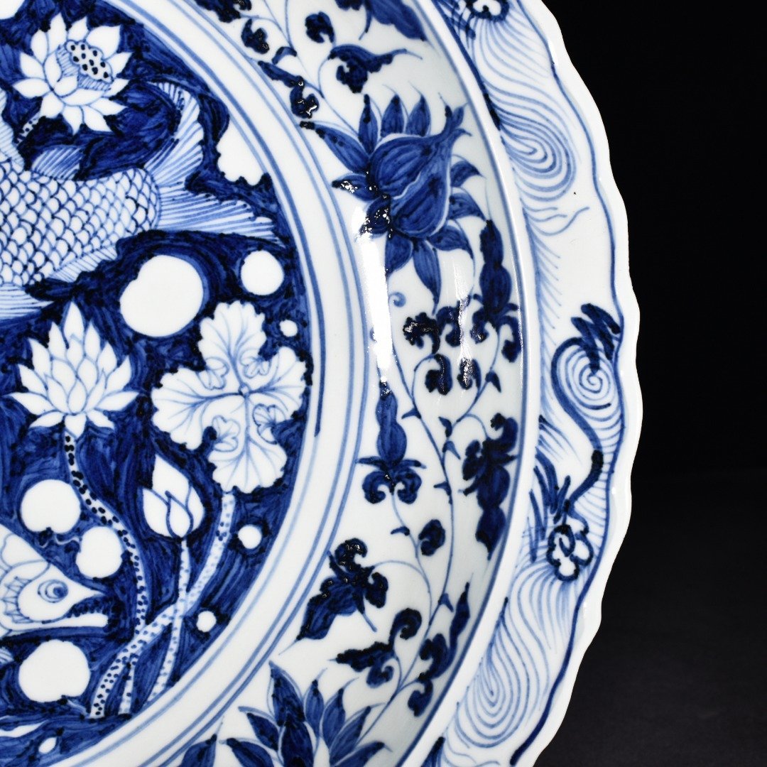 Yuan Dynasty blue and white white Hugu kiln fish and algae pattern rhombus fold edge plate