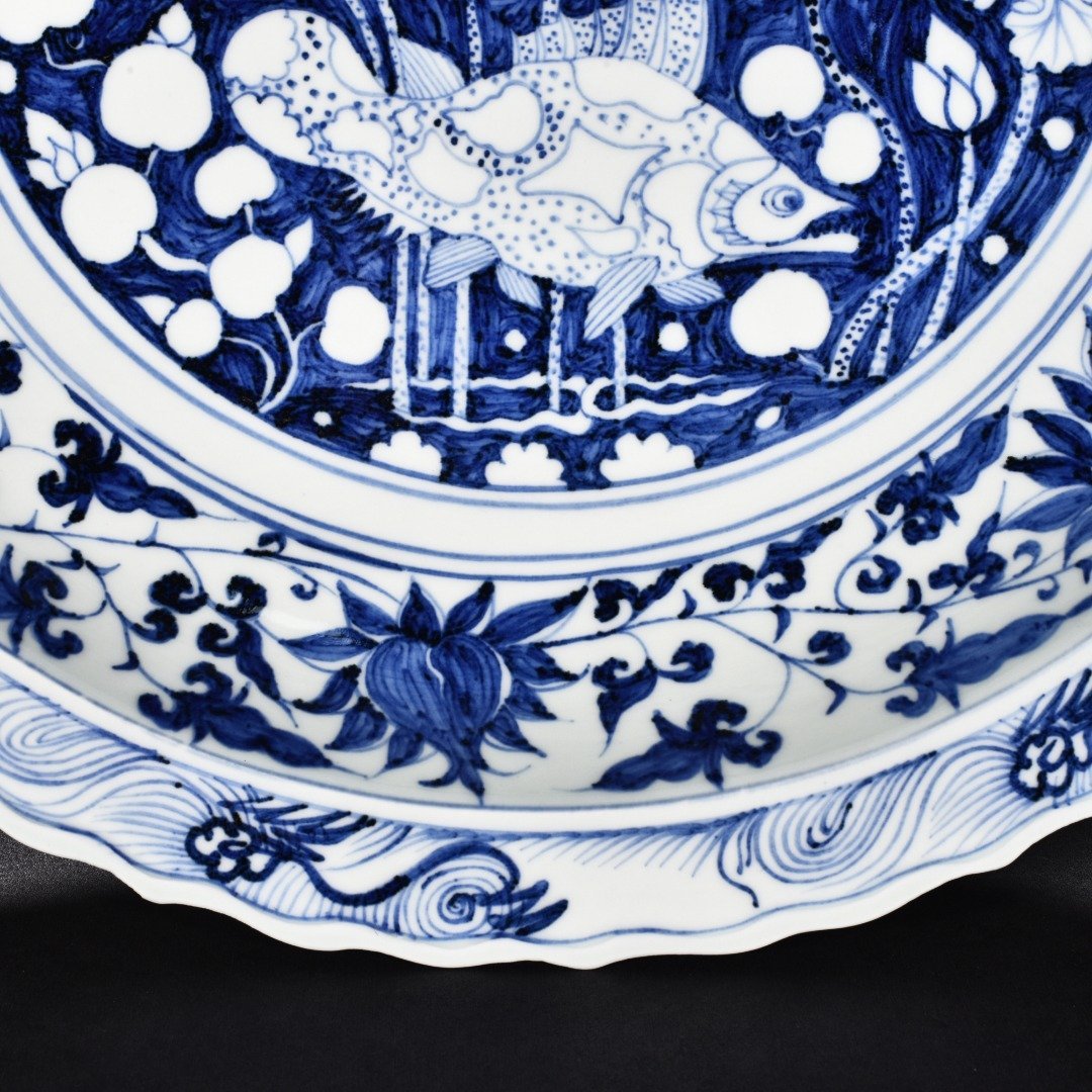 Yuan Dynasty blue and white white Hugu kiln fish and algae pattern rhombus fold edge plate