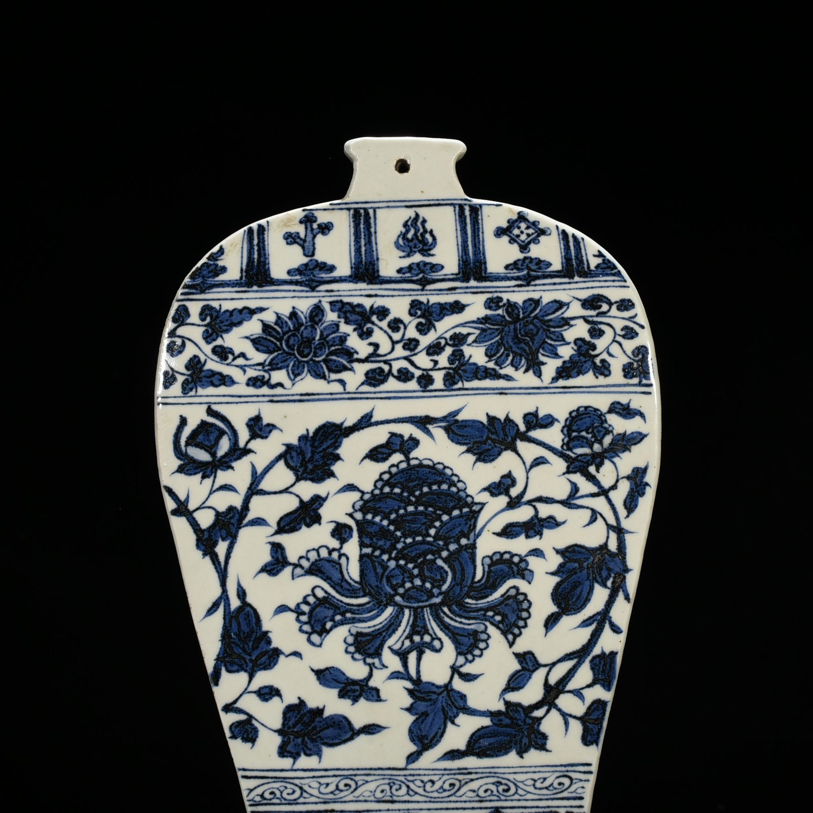 Yuan Dynasty blue and white intertwined peony pattern plum vase-shaped porcelain plate