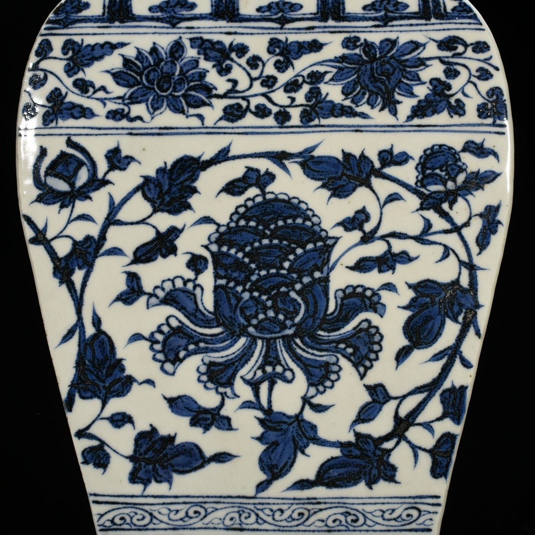 Yuan Dynasty blue and white intertwined peony pattern plum vase-shaped porcelain plate