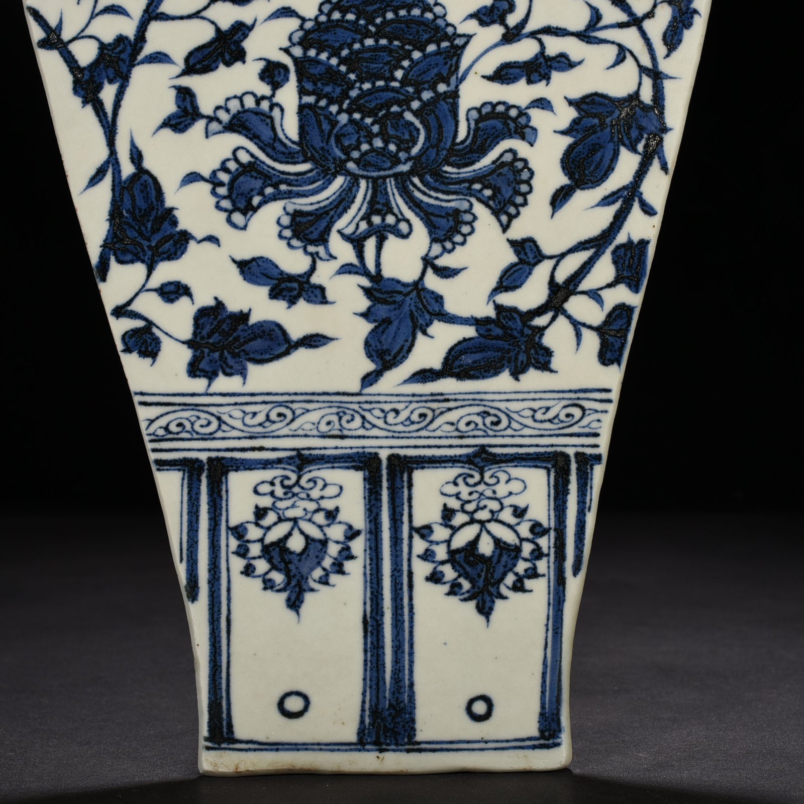 Yuan Dynasty blue and white intertwined peony pattern plum vase-shaped porcelain plate